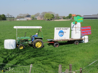 844208 Afbeelding van een uitstalling in een weiland langs de provinciale weg N228 bij Achthoven, ter aankondiging van ...